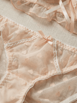 حمالة صدر وسروال داخلي من الدانتيل الوردي بنقشة قلوب - Image 3