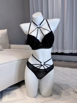 Lingerie en dentelle noire avec détail cœur à lanières - Image 1