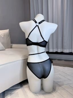 Lingerie en dentelle noire avec détail cœur à lanières - Image 2