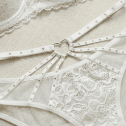 لانجري دانتيل أبيض مع تفصيلة قلب بأشرطة - Image 3