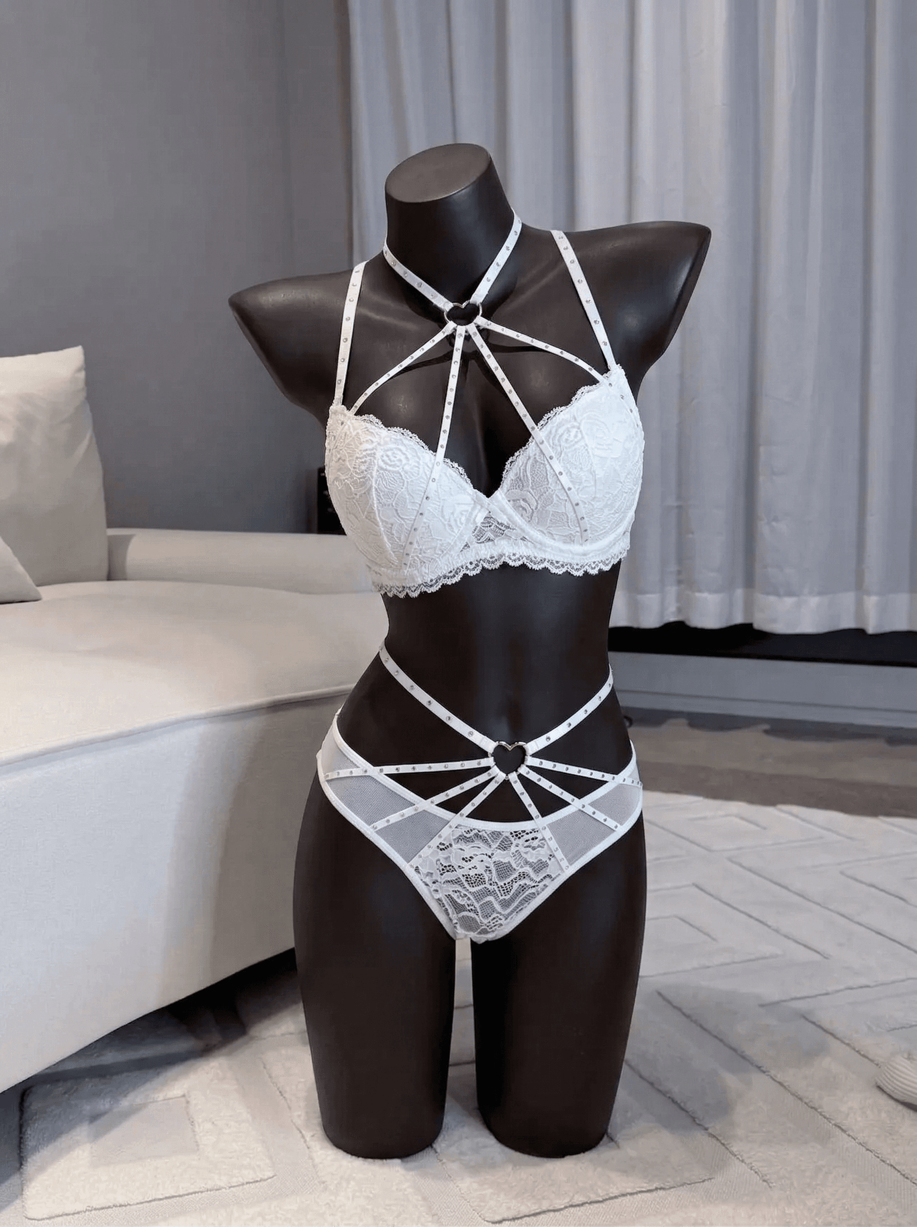 Lingerie en dentelle blanche avec détail cœur à lanières