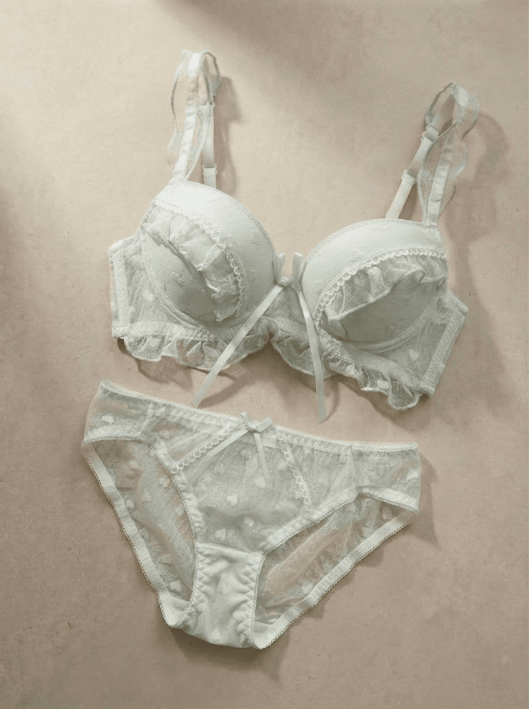 Soutien-gorge et culotte en dentelle verte à motif cœurs