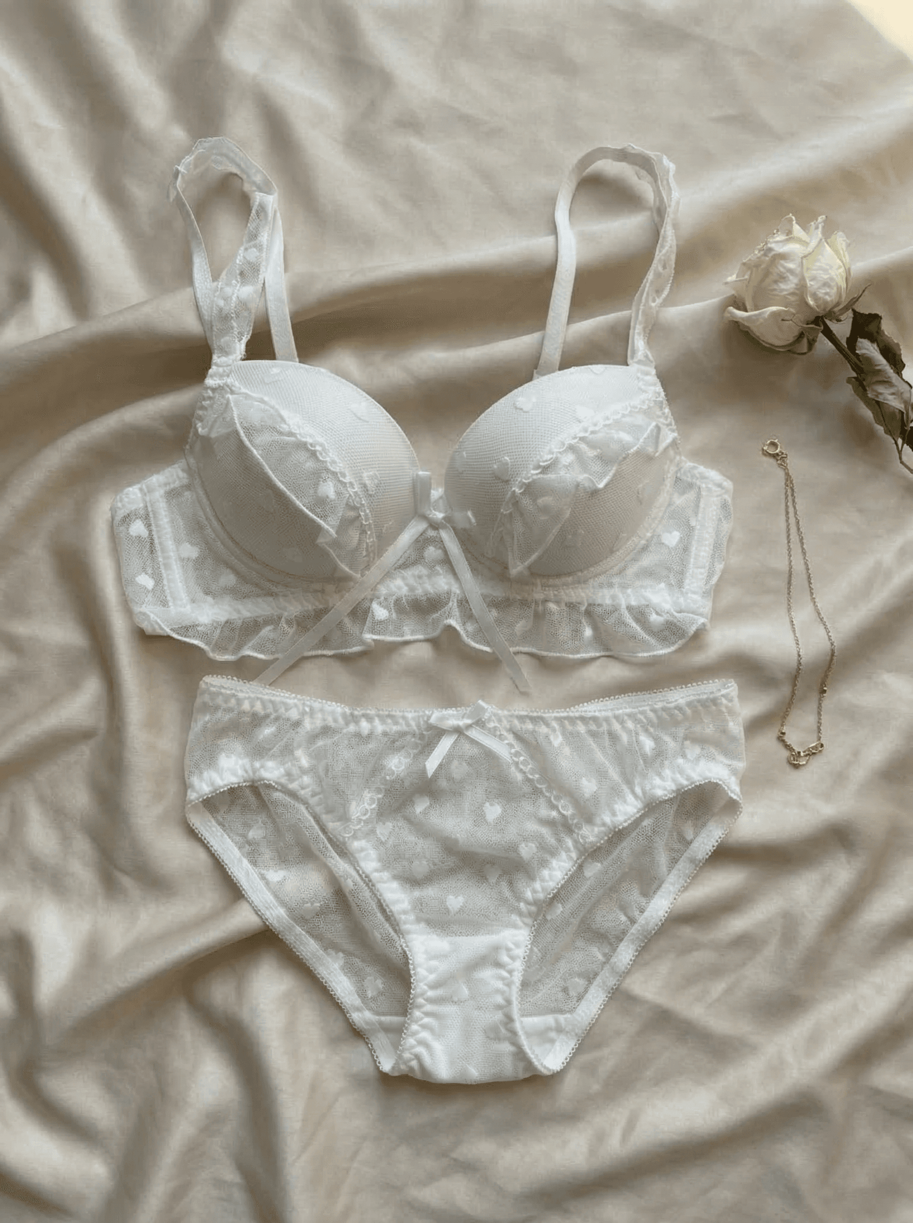 Soutien-gorge et culotte en dentelle blanche à motif cœurs